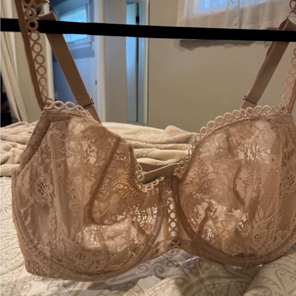 Victorias Secret Elegant Lace Underwire Bra 38DDD